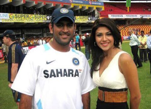 Archana Vijaya and MS Dhoni 1