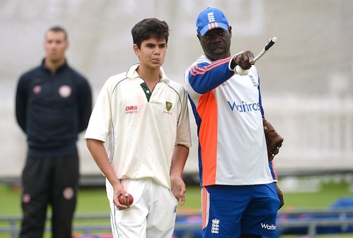 //bet88visa.com/wp-content/images/2017/08/Arjun-Tendulkar-England-bowling-coach-Ottis-Gibson.jpg