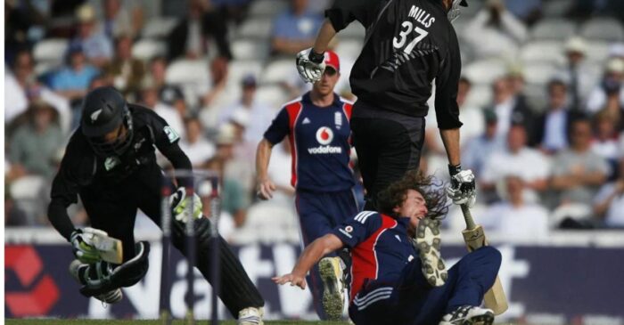 Grant Elliott collides with Ryan Sidebottom prior to being run out