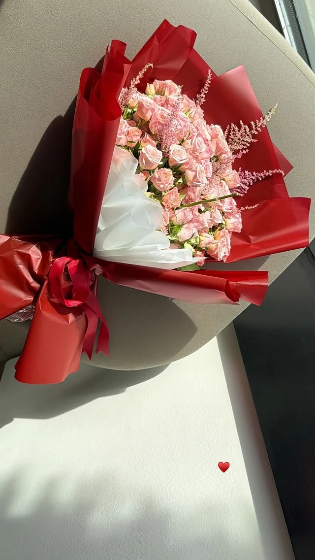 Red roses gift to Mahieka Sharma by Hardik Pandya